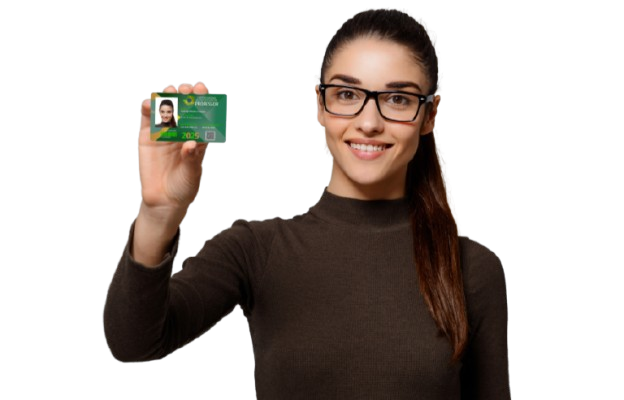 Professora feliz segurando sua Carteira Funcional